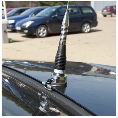 antena de carro de metal e borracha preta montada no tejadilho de carro preto