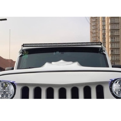 Para-choques dianteiro branco com faróis redondos e luz LED no tejadilho de um veículo Jeep