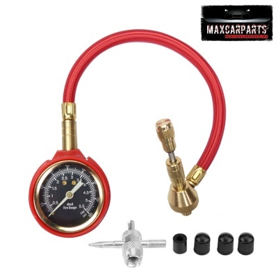 Medidor de pressão de pneus com mangueira vermelha e mostrador negro.