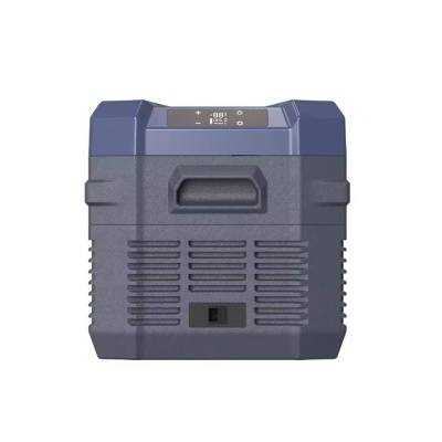 Frigorífico portátil cinzento e azul com painel digital e visor LED