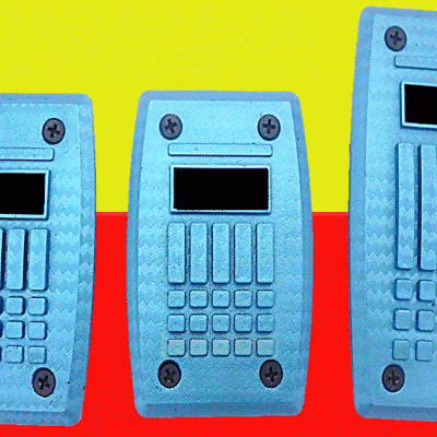 Três calculadoras cinzentas com visor preto e botões em relevo em fundo amarelo/vermelho