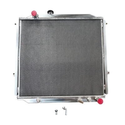 Radiador metálico quadrado com grelha e tampas vermelhas