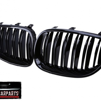 Par de grelhas dianteiras automóveis pretas com barras verticais em fundo branco