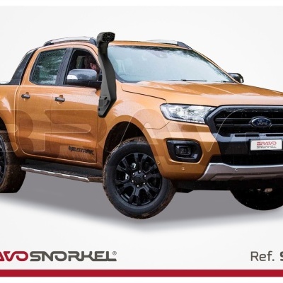 Caminhonete pickup bronze com snorkel preto e jantes pretas em fundo branco