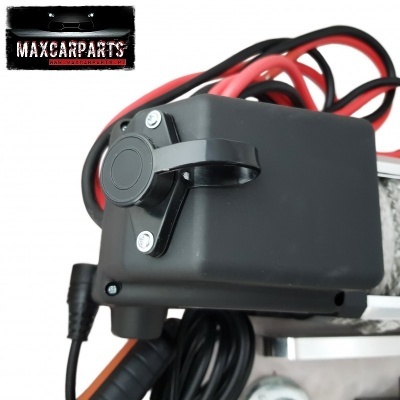 Caixa preta elétrica com cabos vermelhos e pretos, logótipo MaxCarParts ao fundo