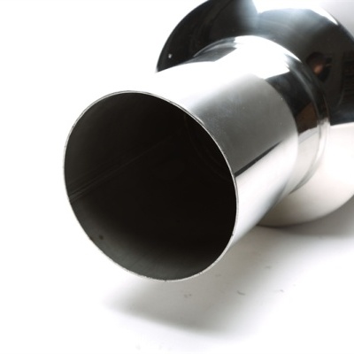 Tubo cilíndrico de metal prateado com acabamento brilhante sobre fundo branco