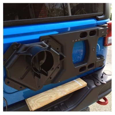 Suporte preto para roda sobressalente na parte traseira de veículo azul com tábua de madeira