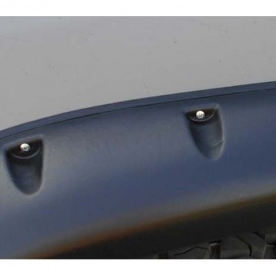 Guarda-lamas preto fosco com parafusos sobre pneu robusto e logotipo MAXCARPARTS