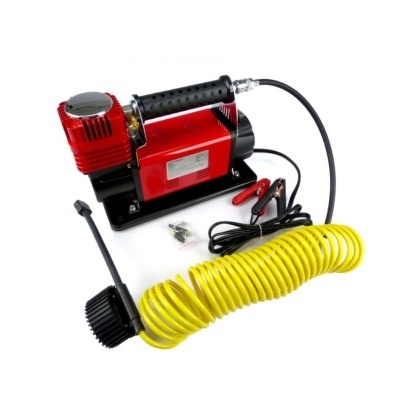 Compressor de ar portátil vermelho e preto com mangueira amarela e acessórios