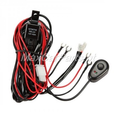 Conjunto de fios com relé automotivo, conectores e controlo remoto preto sobre fundo branco