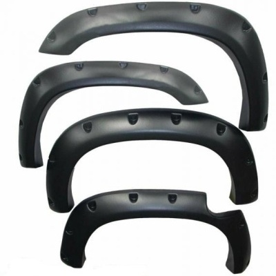 Quatro almofadas pretas de plástico com relevo