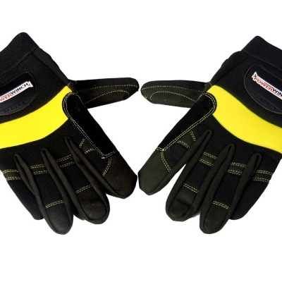 Par de luvas pretas e amarelas com etiqueta POWERWINCH