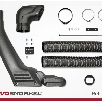 Conjunto de snorkel preto para veículos com peças e acessórios organizados sobre fundo branco.