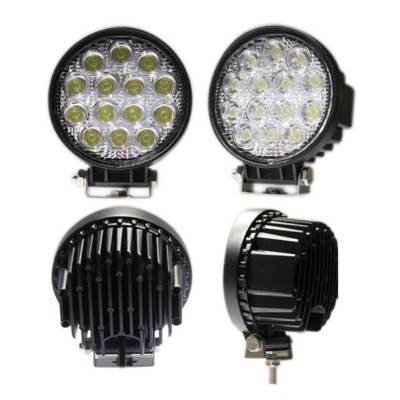 Duas luzes LED redondas pretas com suporte metálico em fundo branco.