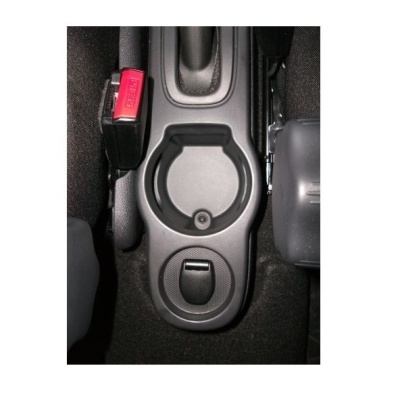 Compartimento central de carro com suporte para copos e cinto de segurança