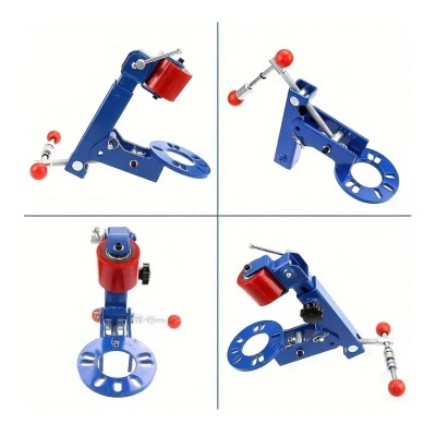 Suporte metálico azul com componentes vermelhos e prateados, visualizado de quatro ângulos distintos