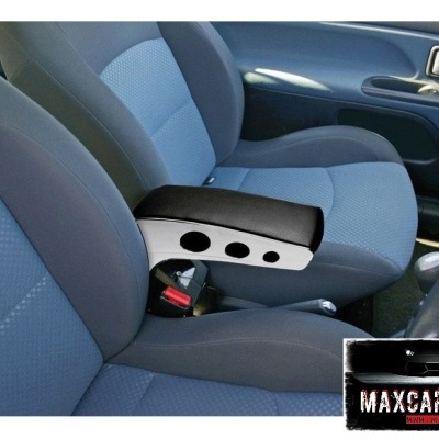 Assentos de carro azuis com apoio de braço preto entre eles