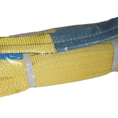 Correia de elevação têxtil amarela e azul enrolada