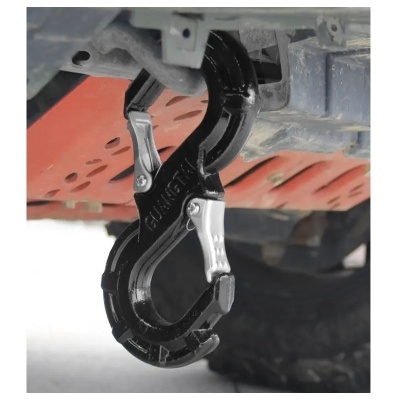 Gancho duplo de metal preto e prateado em detalhe na parte traseira de um veículo