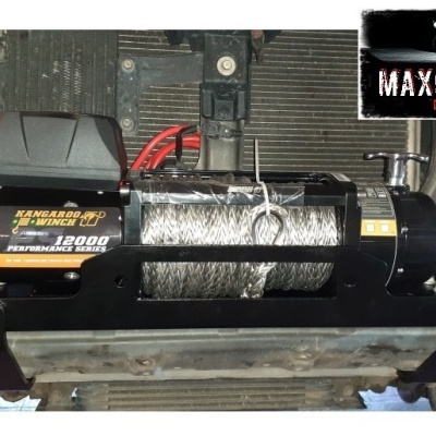 Guincho elétrico preto com cabo metálico enrolado e texto '12000 lbs', em estrutura metálica, com logo MAXCARPARTS no canto superior direito