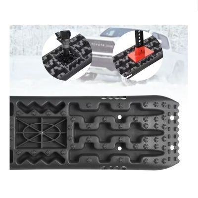 Matraca de recuperação preta com encaixes para macaco e peça metálica num fundo com veículo Toyota desfocado.