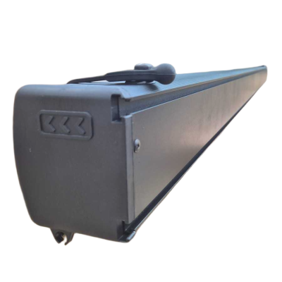 Barreira preta lisa com detalhe de setas em relevo e parafusos visíveis