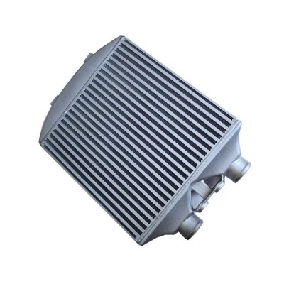 Intercooler automóvel metálico com aletas paralelas e duas conexões cilíndricas