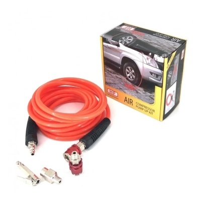 Mangueira vermelha para compressor de ar com punhos pretos e adaptadores ao lado da caixa do produto com imagem de um carro