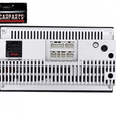 Parte traseira do equipamento eletrônico automóvel branco com conectores e ventilação.