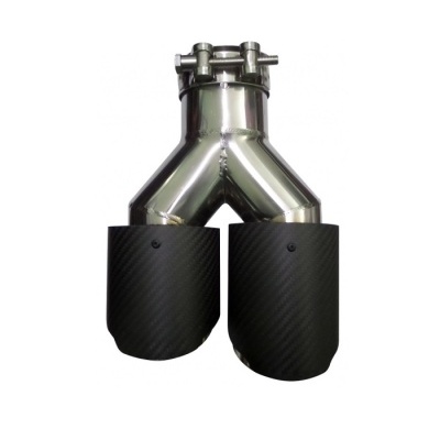 Peça automóvel metálica com acabamento em carbono preto, fundo branco