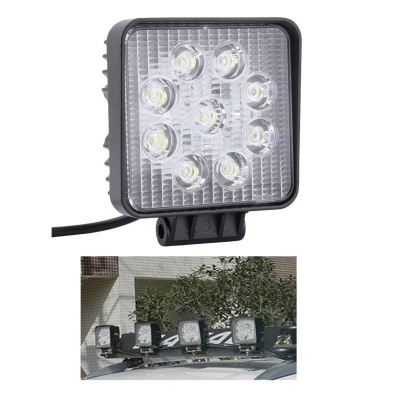 Cinco luzes LED quadradas pretas montadas no tejadilho de um veículo prateado