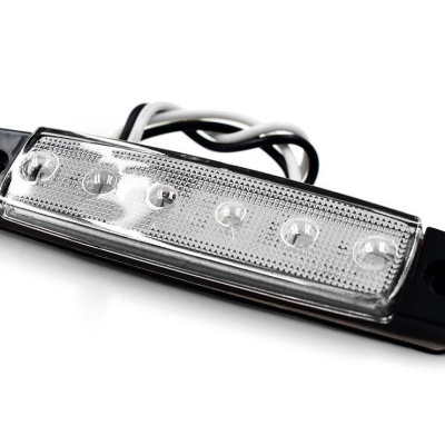 Luz LED retangular preta com seis lâmpadas visíveis e fios elétricos