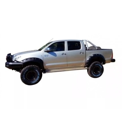Carro pick-up prata com pneus grandes e guarda-lamas pretos