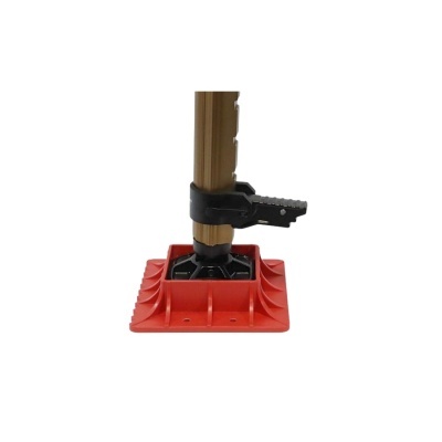 Base vermelha de suporte ligada a tubo de madeira com presilha preta