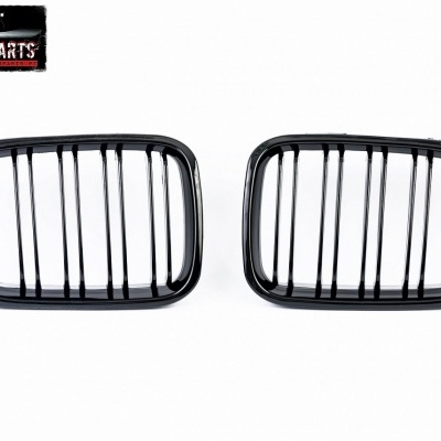 Grelhas dianteiras pretas de carro com barras verticais