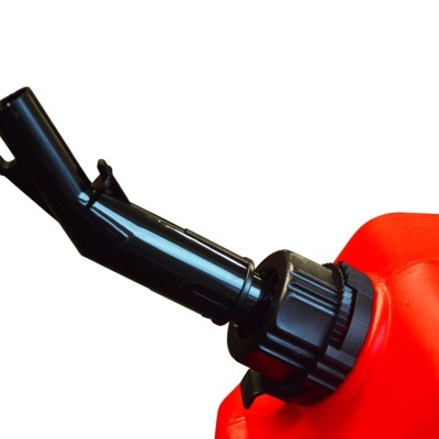 Recipiente de combustível vermelho com bico e tampa pretos