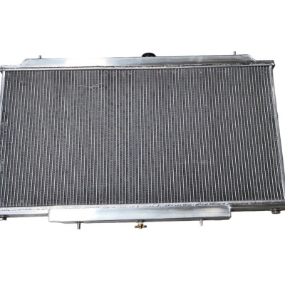 Radiador automóvel metálico prateado com aletas finas