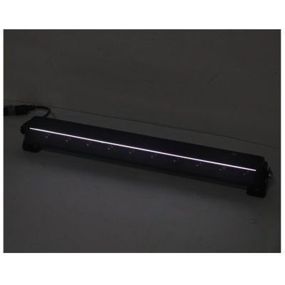 Barra de luz LED preta com luz branca num fundo escuro