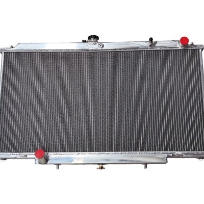 Radiador automóvel metálico prateado com tampas vermelhas