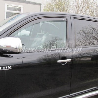 Pick-up preto Toyota Hilux com retrovisores cromados e vidros escurecidos