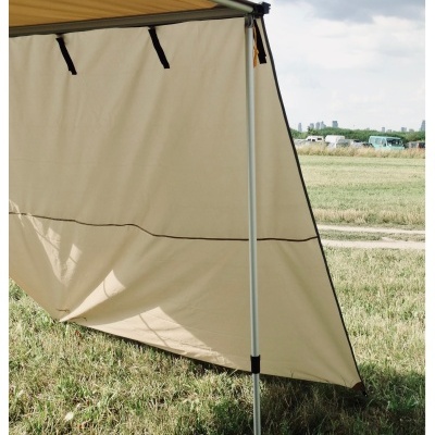 Abside lateral de toldo de campismo bege com estrutura metálica prateada