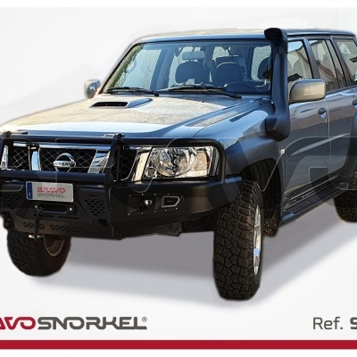 SUV cinzento com para-choques reforçado e snorkel