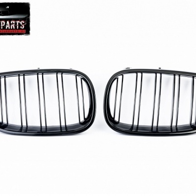 Grades dianteiras cromadas a preto brilhante para automóvel