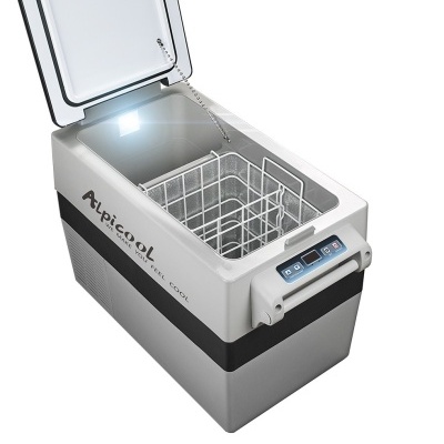 Frigorífico portátil Alpicool cinza com tampa aberta e display digital