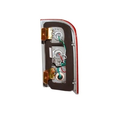 Luz traseira de automóvel vista por trás com fios e elementos metálicos