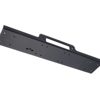 Suporte de montagem em metal preto com múltiplos orifícios e alça recortada