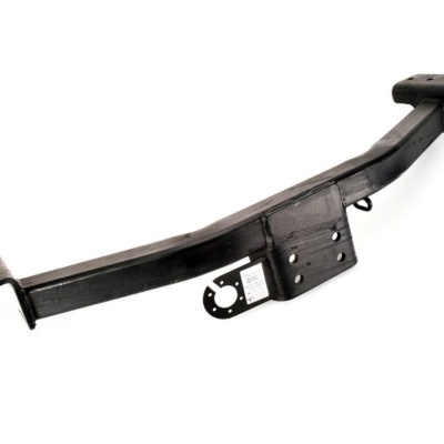 Barra de reboque metálica preta sobre fundo branco