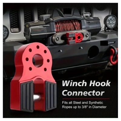 Gancho conector para guincho vermelho e preto ao lado de guincho instalado na frente de um veículo