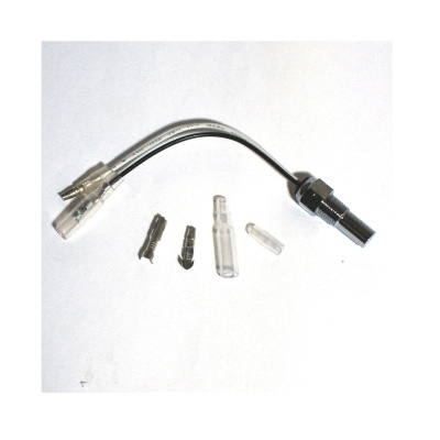 Conjunto de peças metálicas e plásticas para encaixe com tubo flexível curvado sobre fundo branco