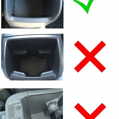 Três compartimentos de consola para automóvel em plástico cinza escuro com símbolos indicativos de compatibilidade